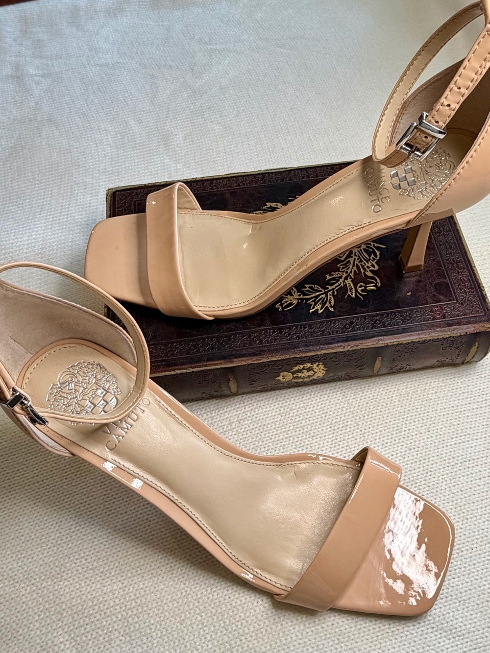 Vince Camuto Nude Ankle Strap Heels
Size 9.5M